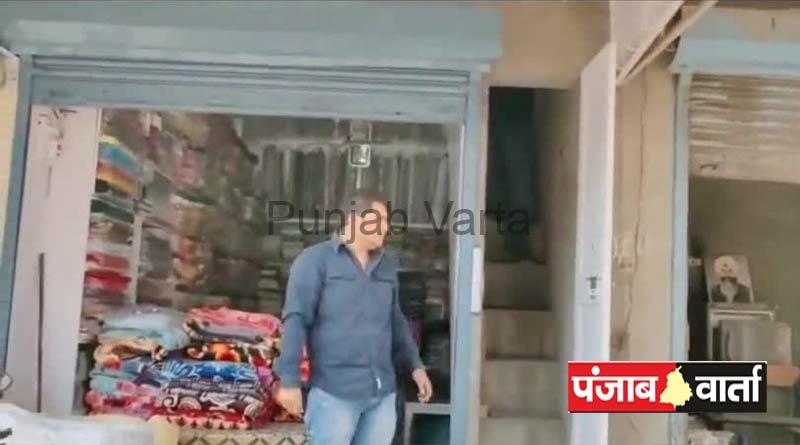 Read more about the article वान बाजार के निकट चौधरियां वाली गली में कपड़ों की दुकान पर चोरी, 2 लाख का सामान ले गए चोर