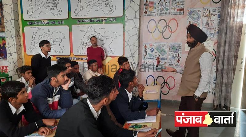 Read more about the article सीखो और बढ़ो प्रोग्राम के अंतर्गत एस. डी. एम रविन्द्र अरोड़ा ने अध्यापक बनकर विद्यार्थियों को सफलता की दी जानकारी