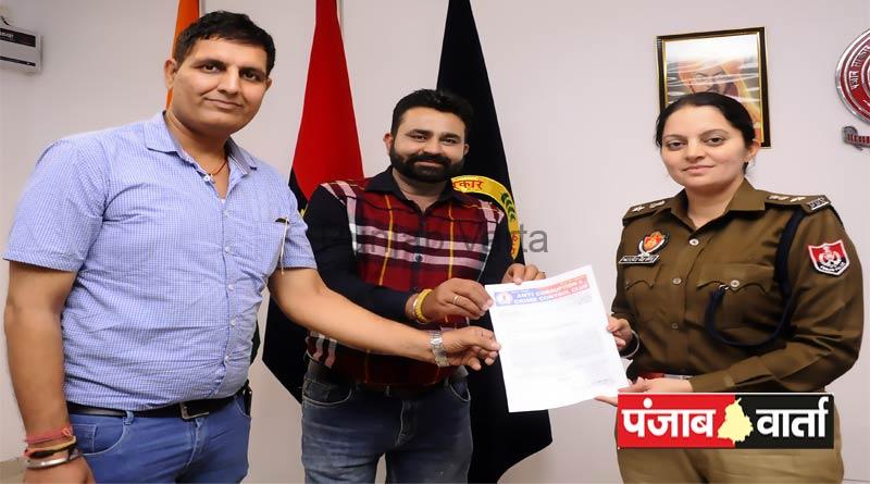 Read more about the article एंटी करप्शन एंड क्राइम कंट्रोल क्लब ने एस एस पी को सौंपा ज्ञापन