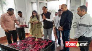 Read more about the article पंजाब के एडवोकेट जनरल विनोद घई ने शहीदों की समाधि पर भेंट की श्रद्धांजलि