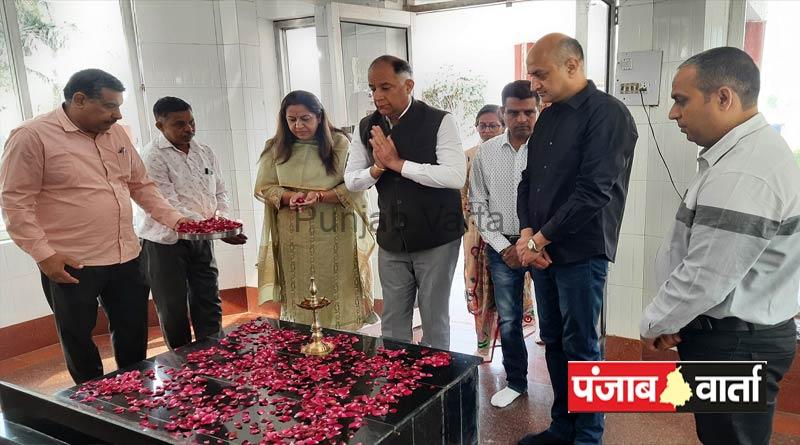 You are currently viewing पंजाब के एडवोकेट जनरल विनोद घई ने शहीदों की समाधि पर भेंट की श्रद्धांजलि